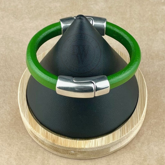 Cobo Leather Bracelet in Kelly Green – Double Silver Magnetic Clasps
