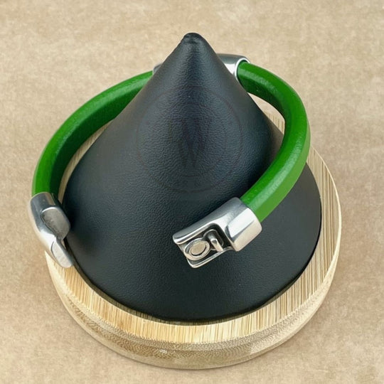 Cobo Leather Bracelet in Kelly Green – Double Silver Magnetic Clasps