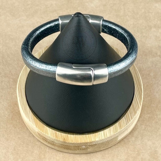 Cobo Leather Bracelet in Metallic Silver Black – Double Silver Magnetic Clasps