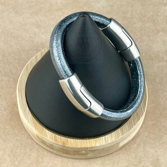 Cobo Leather Bracelet in Metallic Silver Black – Double Silver Magnetic Clasps