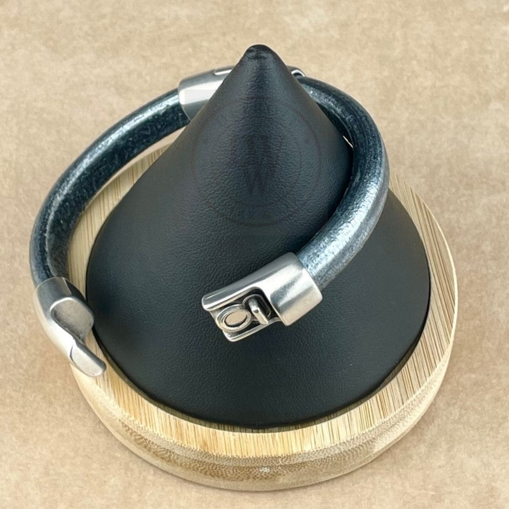 Cobo Leather Bracelet in Metallic Silver Black – Double Silver Magnetic Clasps
