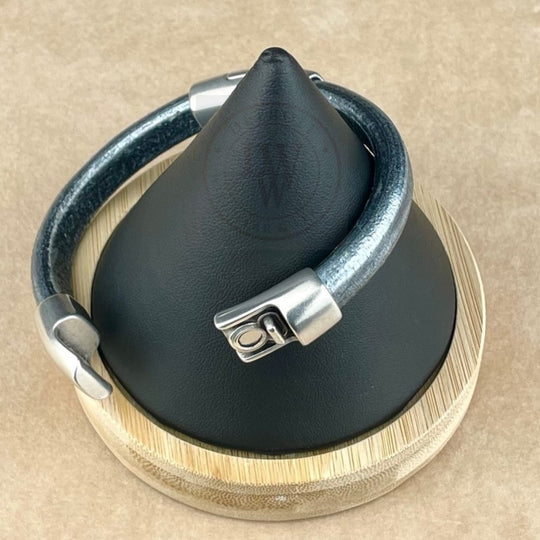 Cobo Leather Bracelet in Metallic Silver Black – Double Silver Magnetic Clasps