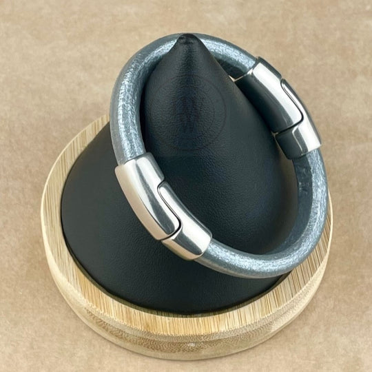 Cobo Leather Bracelet in Metallic Silver – Double Silver Magnetic Clasps